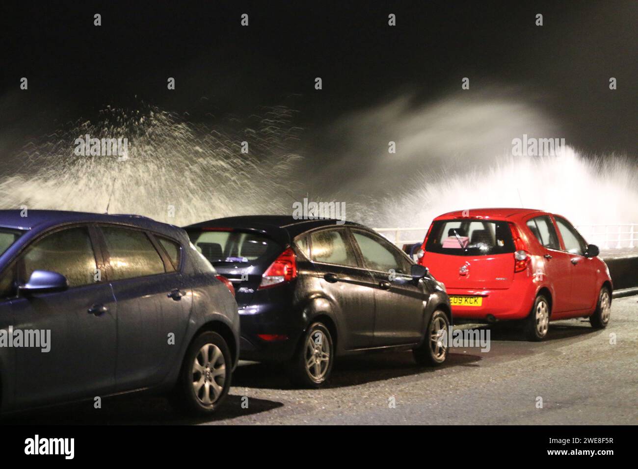 Aberystwyth Galles Regno Unito meteo 24 gennaio 2024. Tempesta Jocelyn l'ultima tempesta della stagione arriva sul lungomare, i venti di raffica provocano raffiche di 70 km/h lungo l'area costiera esposta del mare irlandese: Credit: mike davies/Alamy Live News Foto Stock