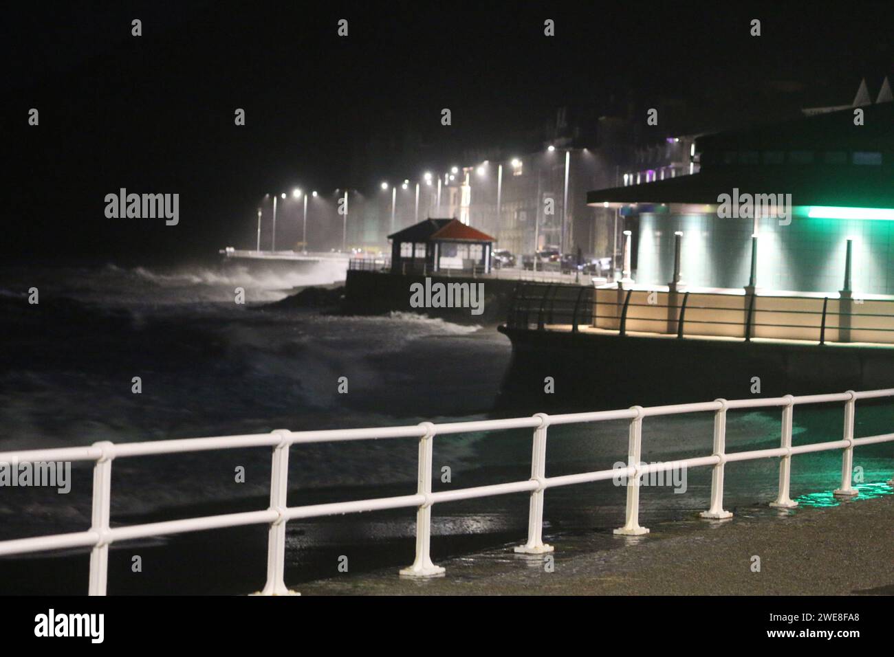 Aberystwyth Galles Regno Unito meteo 24 gennaio 2024. Tempesta Jocelyn l'ultima tempesta della stagione arriva sul lungomare, i venti di raffica provocano raffiche di 70 km/h lungo l'area costiera esposta del mare irlandese: Credit: mike davies/Alamy Live News Foto Stock