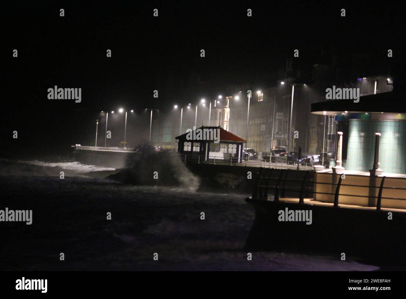 Aberystwyth Galles Regno Unito meteo 24 gennaio 2024. Tempesta Jocelyn l'ultima tempesta della stagione arriva sul lungomare, i venti di raffica provocano raffiche di 70 km/h lungo l'area costiera esposta del mare irlandese: Credit: mike davies/Alamy Live News Foto Stock