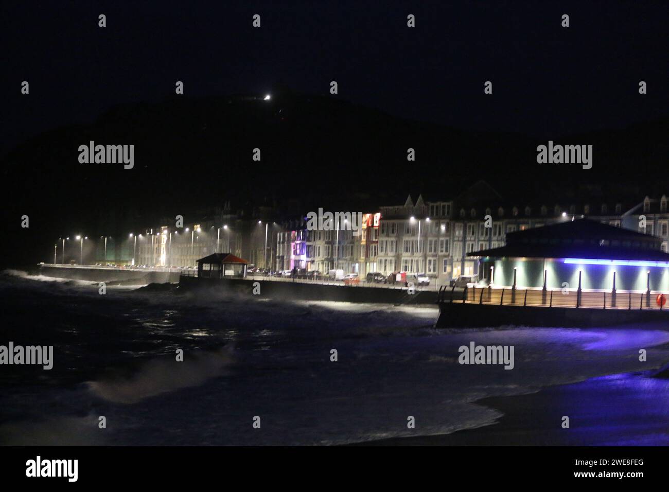 Aberystwyth Galles Regno Unito meteo 24 gennaio 2024. Tempesta Jocelyn l'ultima tempesta della stagione arriva sul lungomare, i venti di raffica provocano raffiche di 70 km/h lungo l'area costiera esposta del mare irlandese: Credit: mike davies/Alamy Live News Foto Stock
