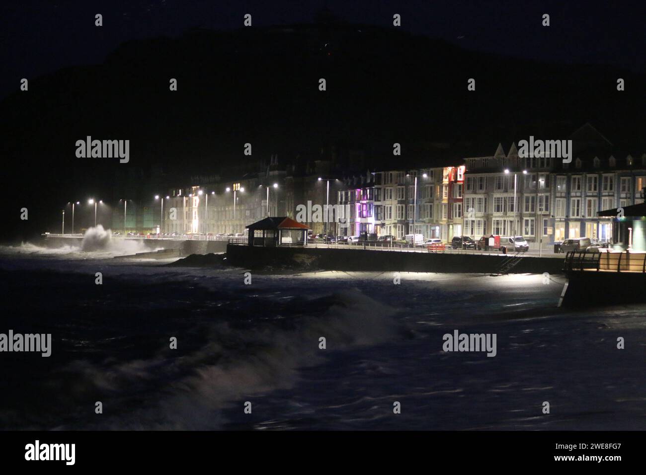 Aberystwyth Galles Regno Unito meteo 24 gennaio 2024. Tempesta Jocelyn l'ultima tempesta della stagione arriva sul lungomare, i venti di raffica provocano raffiche di 70 km/h lungo l'area costiera esposta del mare irlandese: Credit: mike davies/Alamy Live News Foto Stock