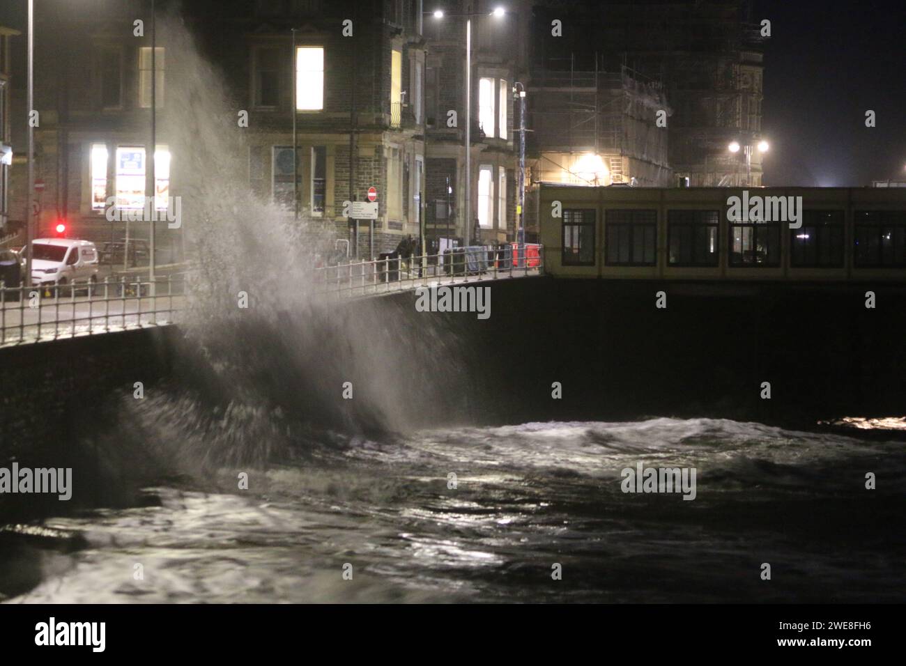 Aberystwyth Galles Regno Unito meteo 24 gennaio 2024. Tempesta Jocelyn l'ultima tempesta della stagione arriva sul lungomare, i venti di raffica provocano raffiche di 70 km/h lungo l'area costiera esposta del mare irlandese: Credit: mike davies/Alamy Live News Foto Stock