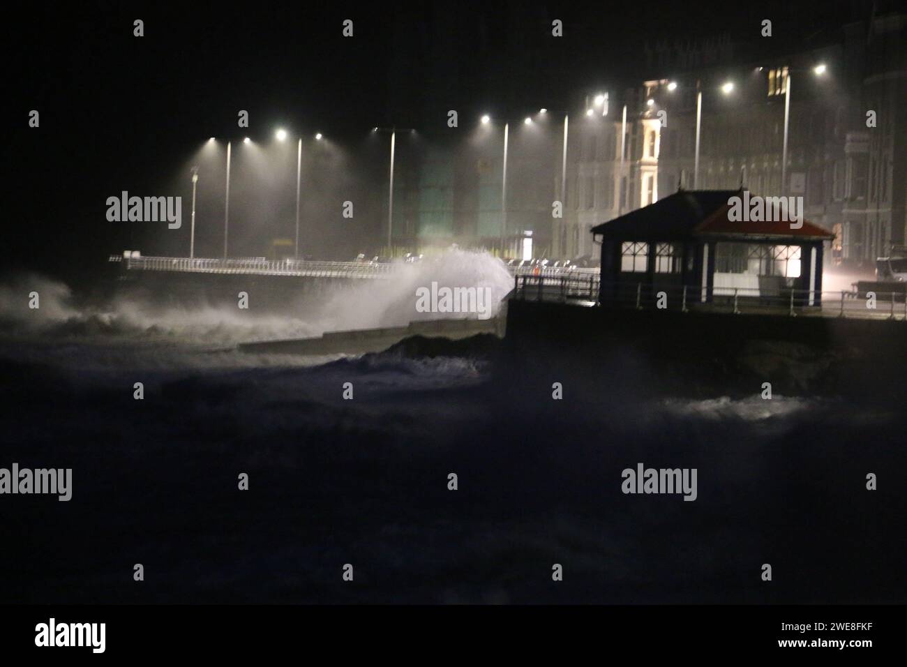 Aberystwyth Galles Regno Unito meteo 24 gennaio 2024. Tempesta Jocelyn l'ultima tempesta della stagione arriva sul lungomare, i venti di raffica provocano raffiche di 70 km/h lungo l'area costiera esposta del mare irlandese: Credit: mike davies/Alamy Live News Foto Stock