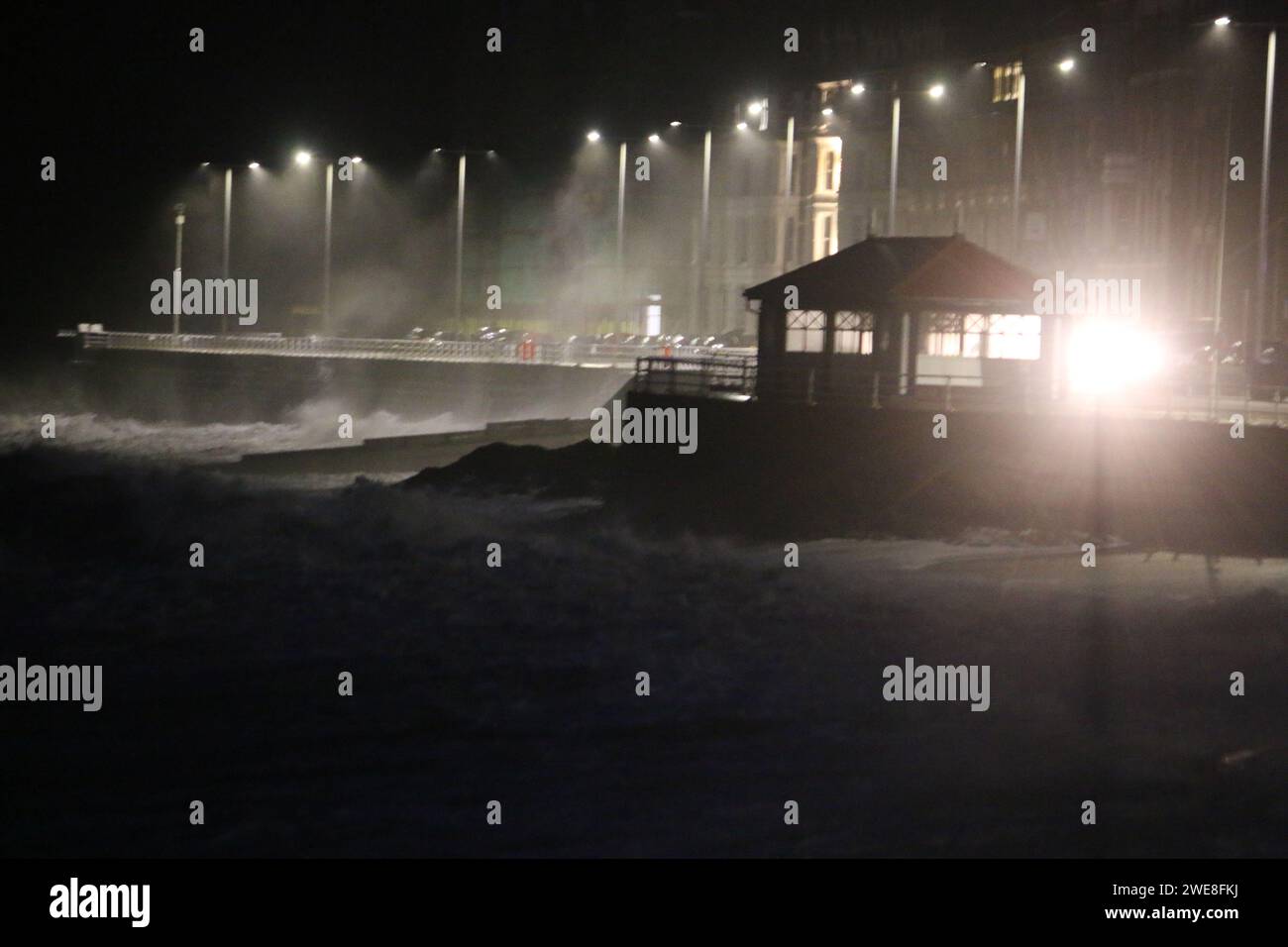 Aberystwyth Galles Regno Unito meteo 24 gennaio 2024. Tempesta Jocelyn l'ultima tempesta della stagione arriva sul lungomare, i venti di raffica provocano raffiche di 70 km/h lungo l'area costiera esposta del mare irlandese: Credit: mike davies/Alamy Live News Foto Stock