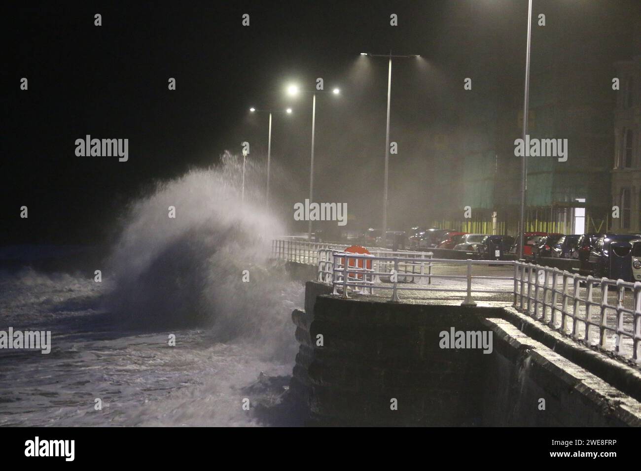 Aberystwyth Galles Regno Unito meteo 24 gennaio 2024. Tempesta Jocelyn l'ultima tempesta della stagione arriva sul lungomare, i venti di raffica provocano raffiche di 70 km/h lungo l'area costiera esposta del mare irlandese: Credit: mike davies/Alamy Live News Foto Stock