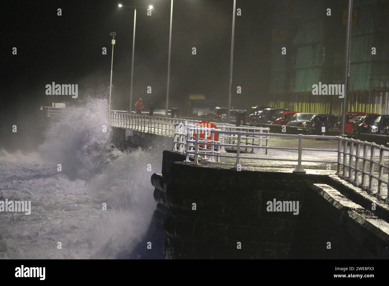 Aberystwyth Galles Regno Unito meteo 24 gennaio 2024. Tempesta Jocelyn l'ultima tempesta della stagione arriva sul lungomare, i venti di raffica provocano raffiche di 70 km/h lungo l'area costiera esposta del mare irlandese: Credit: mike davies/Alamy Live News Foto Stock