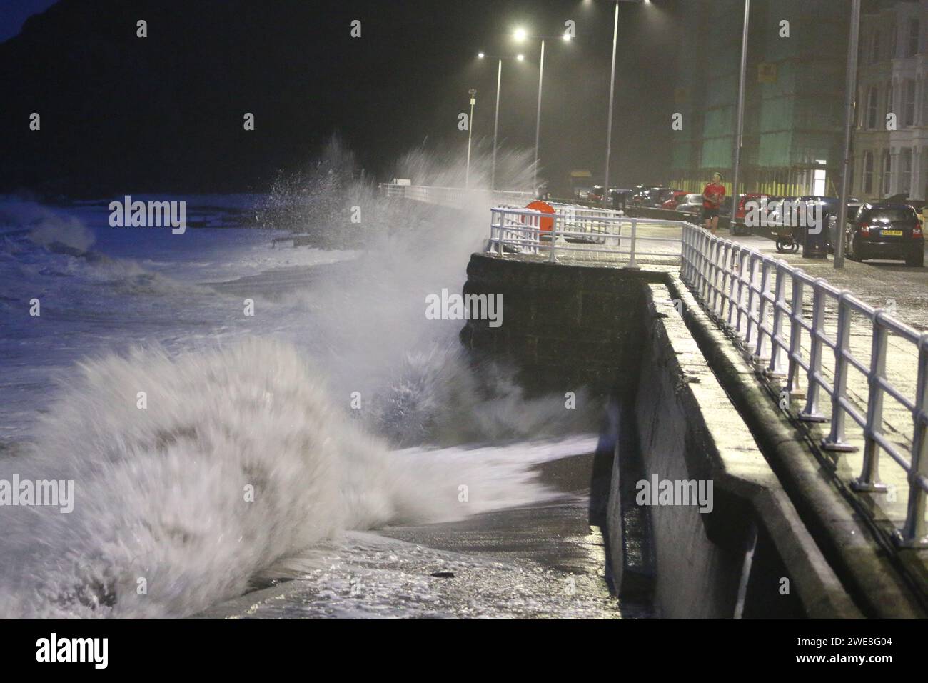 Aberystwyth Galles Regno Unito meteo 24 gennaio 2024. Tempesta Jocelyn l'ultima tempesta della stagione arriva sul lungomare, i venti di raffica provocano raffiche di 70 km/h lungo l'area costiera esposta del mare irlandese: Credit: mike davies/Alamy Live News Foto Stock