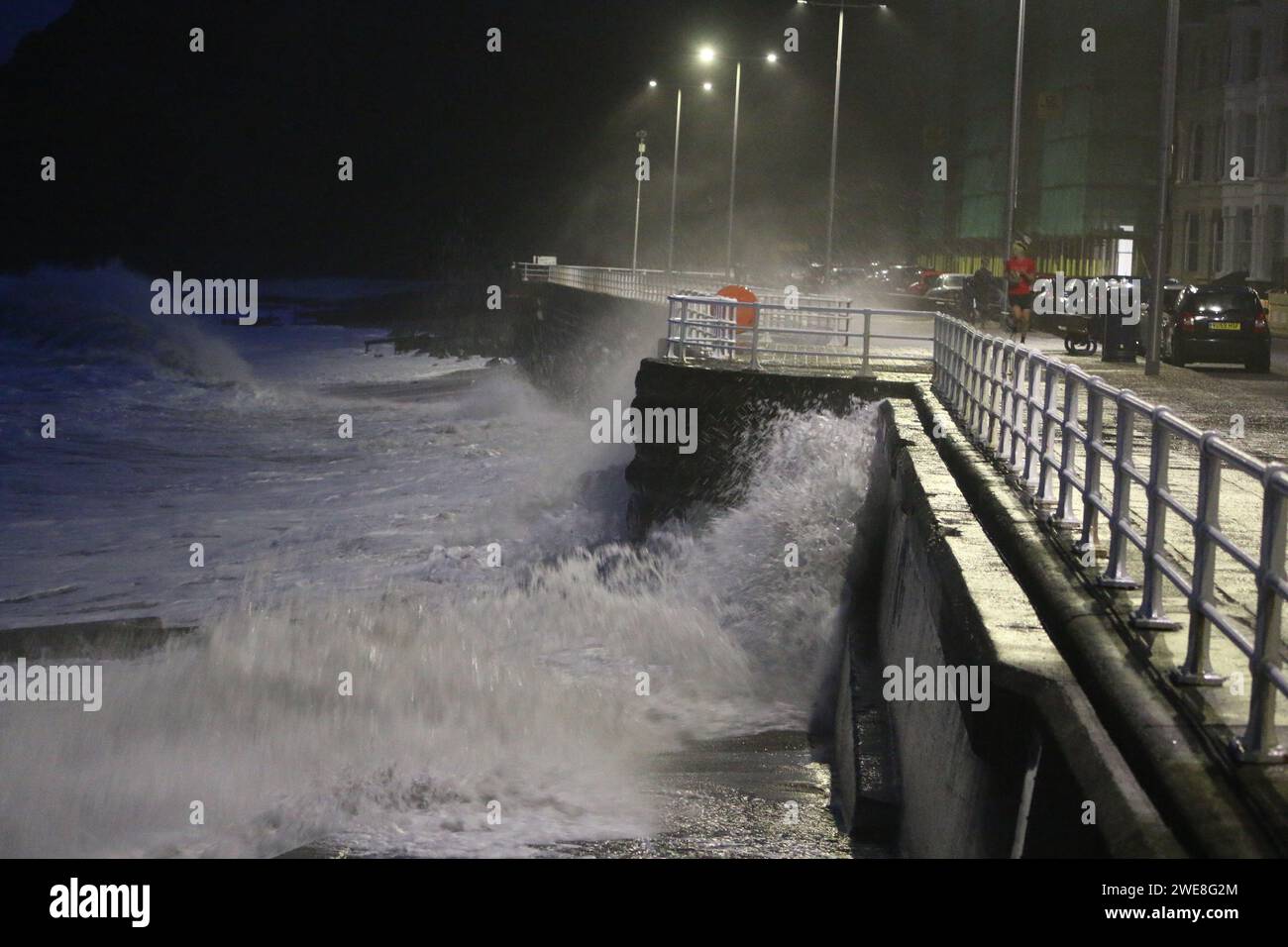 Aberystwyth Galles Regno Unito meteo 24 gennaio 2024. Tempesta Jocelyn l'ultima tempesta della stagione arriva sul lungomare, i venti di raffica provocano raffiche di 70 km/h lungo l'area costiera esposta del mare irlandese: Credit: mike davies/Alamy Live News Foto Stock