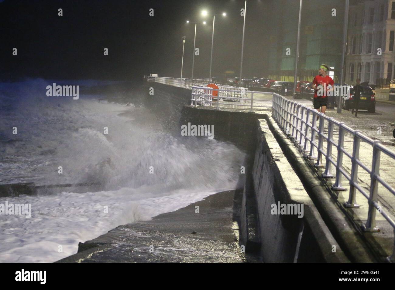 Aberystwyth Galles Regno Unito meteo 24 gennaio 2024. Tempesta Jocelyn l'ultima tempesta della stagione arriva sul lungomare, i venti di raffica provocano raffiche di 70 km/h lungo l'area costiera esposta del mare irlandese: Credit: mike davies/Alamy Live News Foto Stock