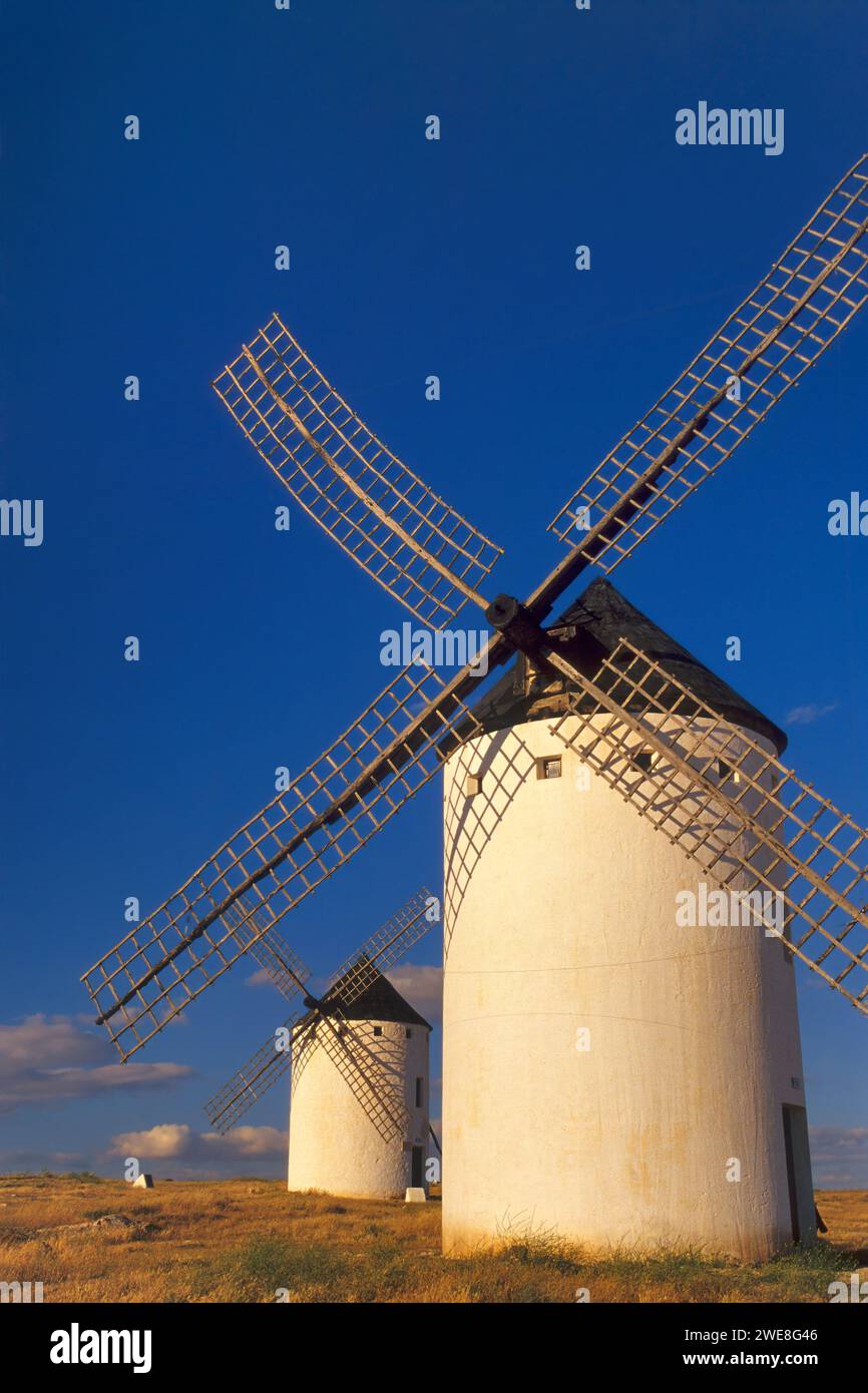 Pale ai mulini a vento di Cresteria Manchega, vicino a Consuegra, Castilla-la Mancha, Spagna Foto Stock