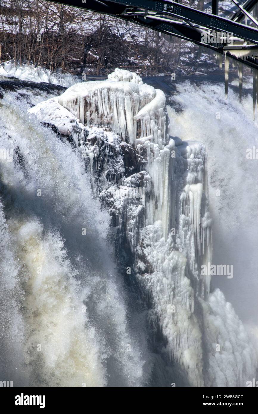 Una potente cascata adornata di ghiaccio Foto Stock