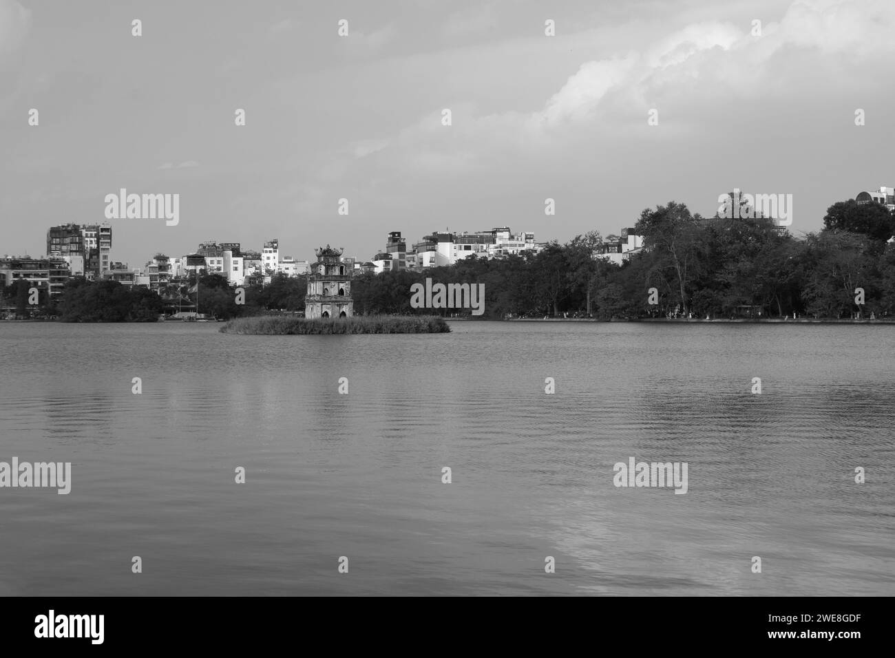 Foto monocromatica di Hoan Kiem Landscape nel mezzo del quartiere vecchio, Hanoi, Vietnam. Famosa destinazione turistica Foto Stock