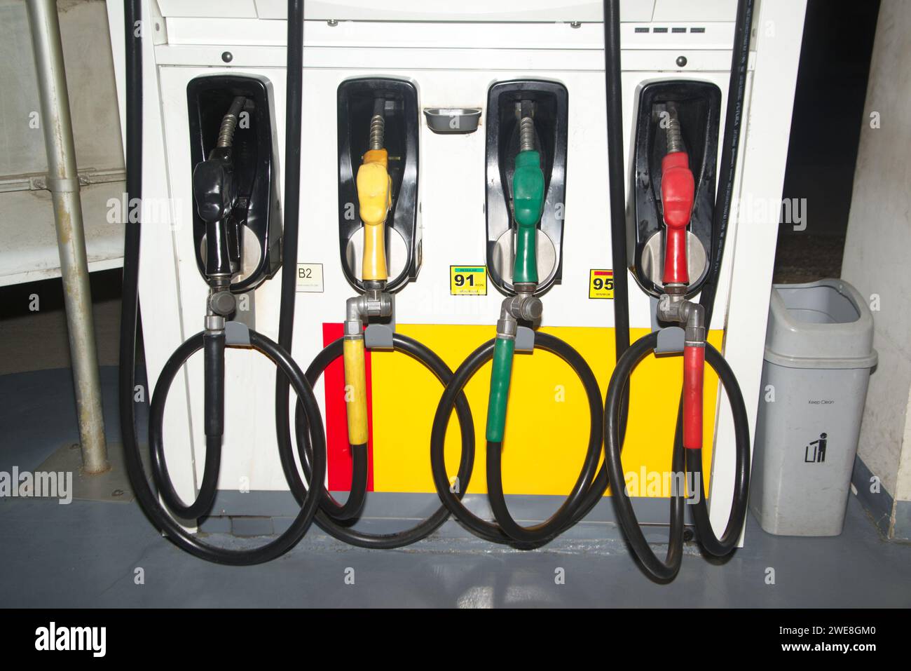 Gli ugelli colorati della stazione di servizio funzionano. Ugelli di iniezione carburante nelle stazioni di rifornimento. Molti tipi di iniettori carburante sono disponibili in diversi colori. Foto Stock