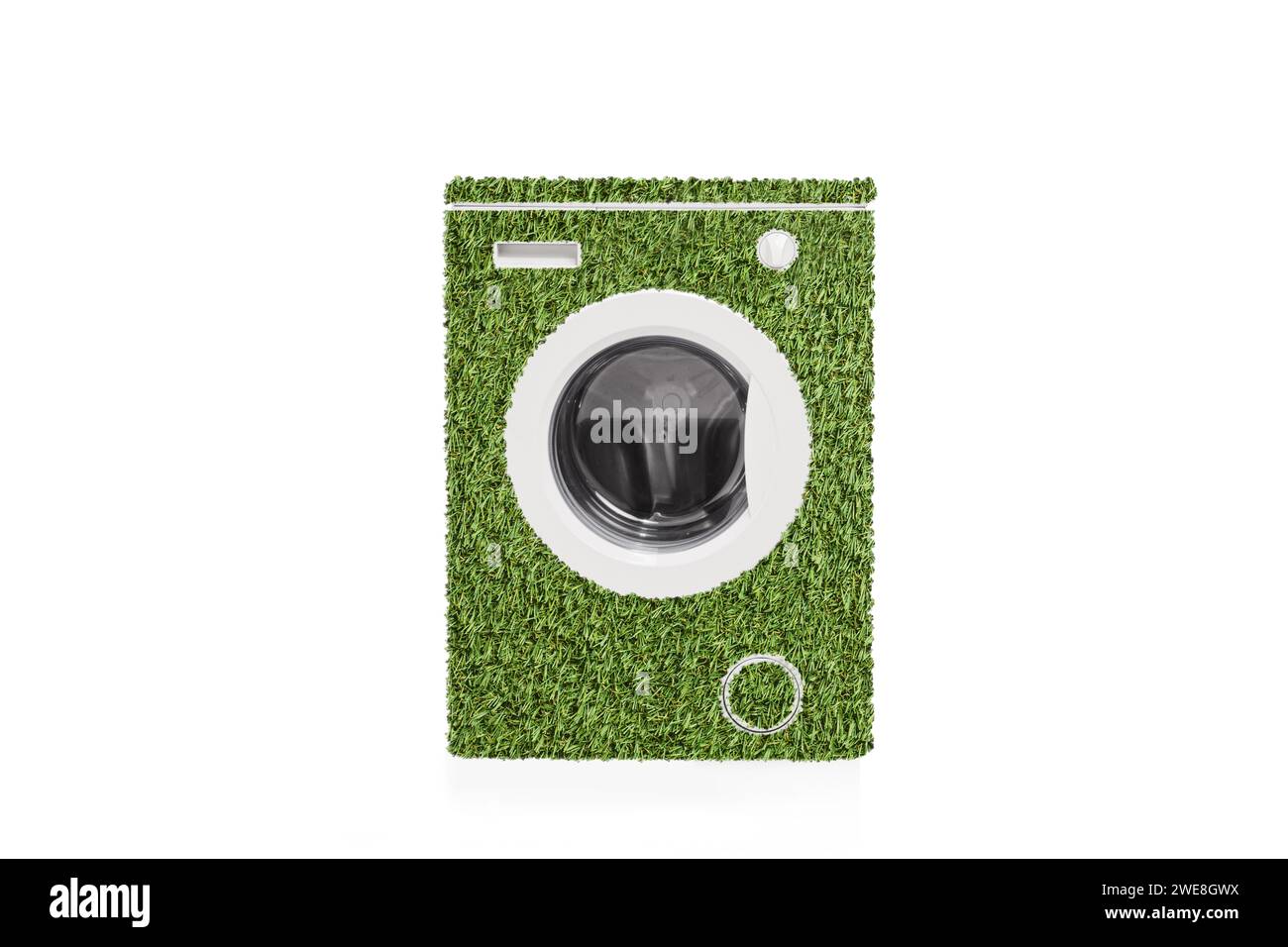Lavatrice verde a risparmio energetico isolata su sfondo bianco Foto Stock