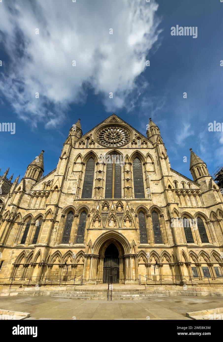 Il fronte sud della York Minster ha sparato davanti al Ministro Yard guardando verso un cielo blu. York, Regno Unito Foto Stock