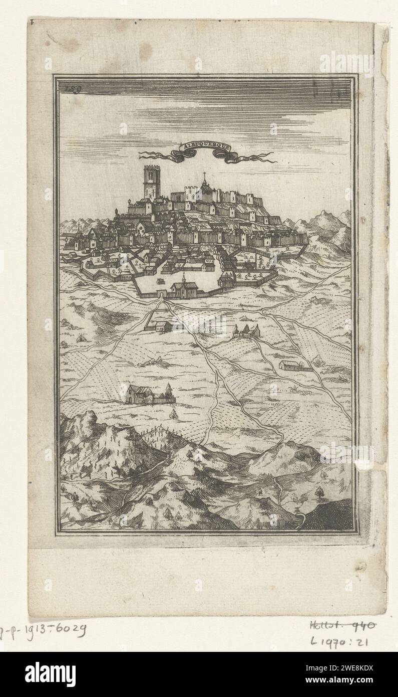 Illustrazione per "il lavoro di Marte" di Allain Manesson Mallet, Romeyn de Hooghe, stampa del 1672 Vista di una città in una zona montuosa ("Albuquerque"). Nell'angolo in alto a sinistra il numero 129 (= il numero della pagina del libro, invece, l'illustrazione è stata posizionata). Amsterdam paper etching prospettiva della città, panorama della città, sagoma della città. montagne Foto Stock