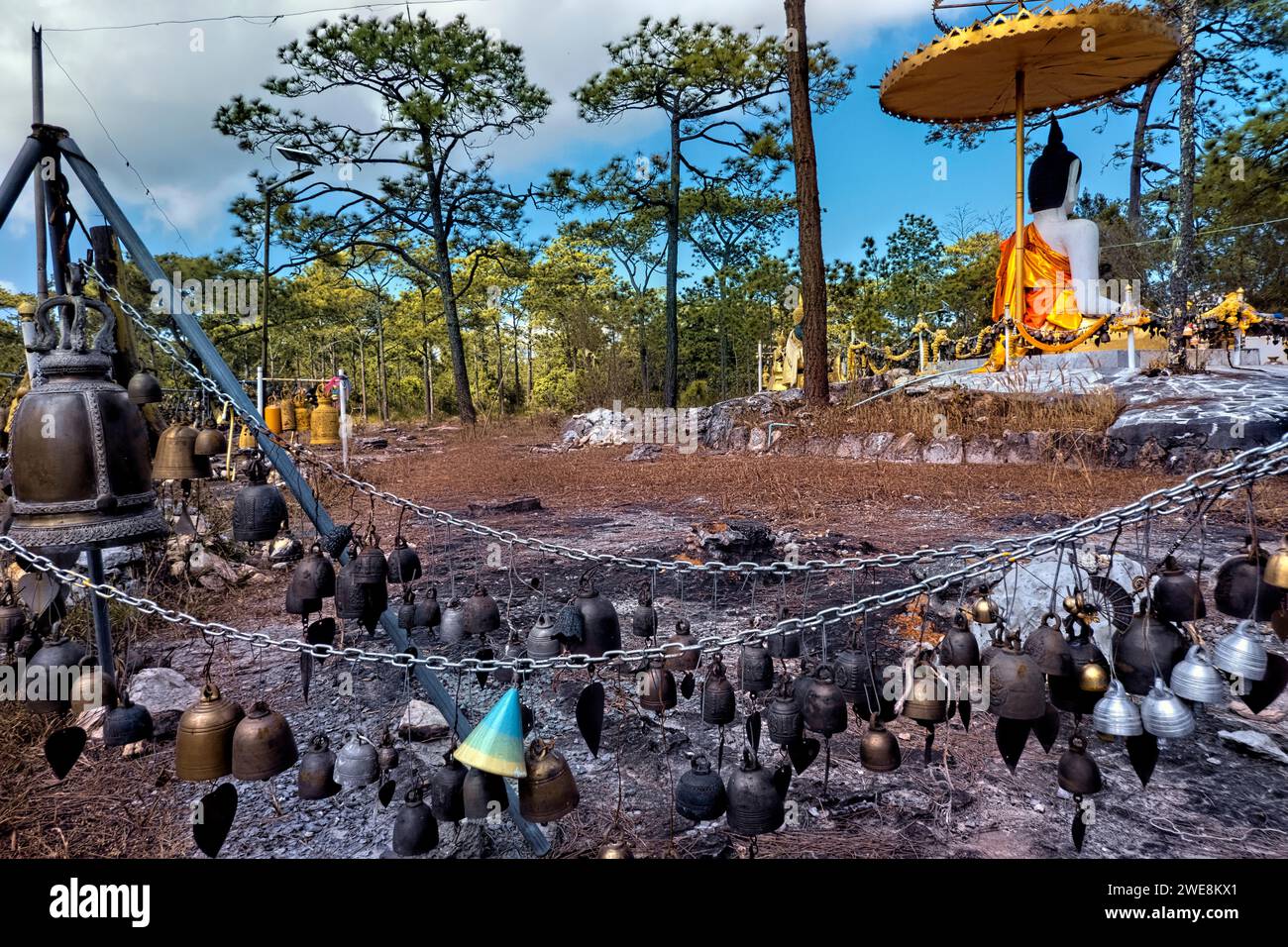 Immagine e campane del Buddha, Parco Nazionale di Phu Kradueng, Loei, Thailandia Foto Stock