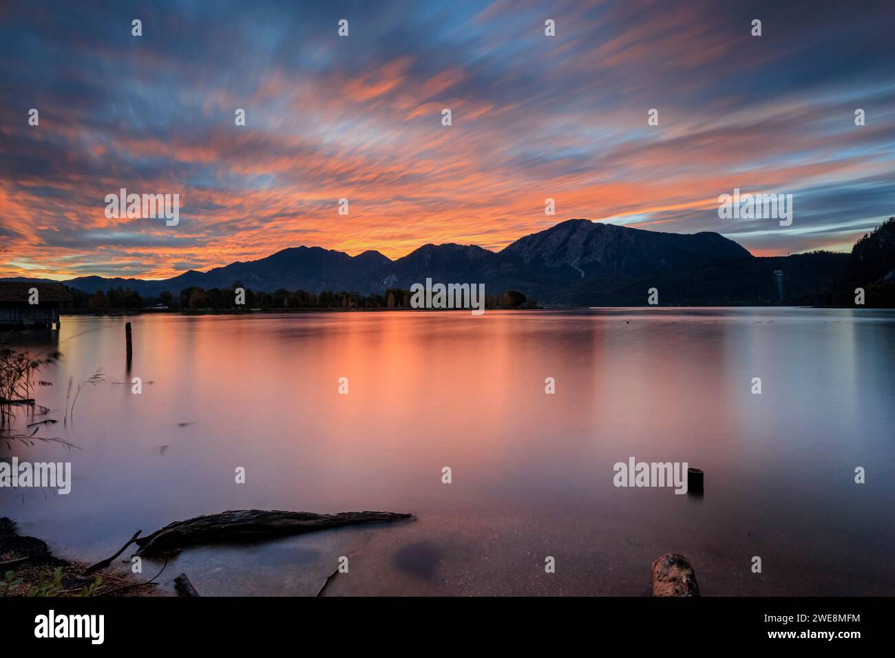 Arrossamento mattutino sul lago di fronte alle montagne, lago Kochelsee, alta Baviera, Baviera, Germania, Europa Foto Stock
