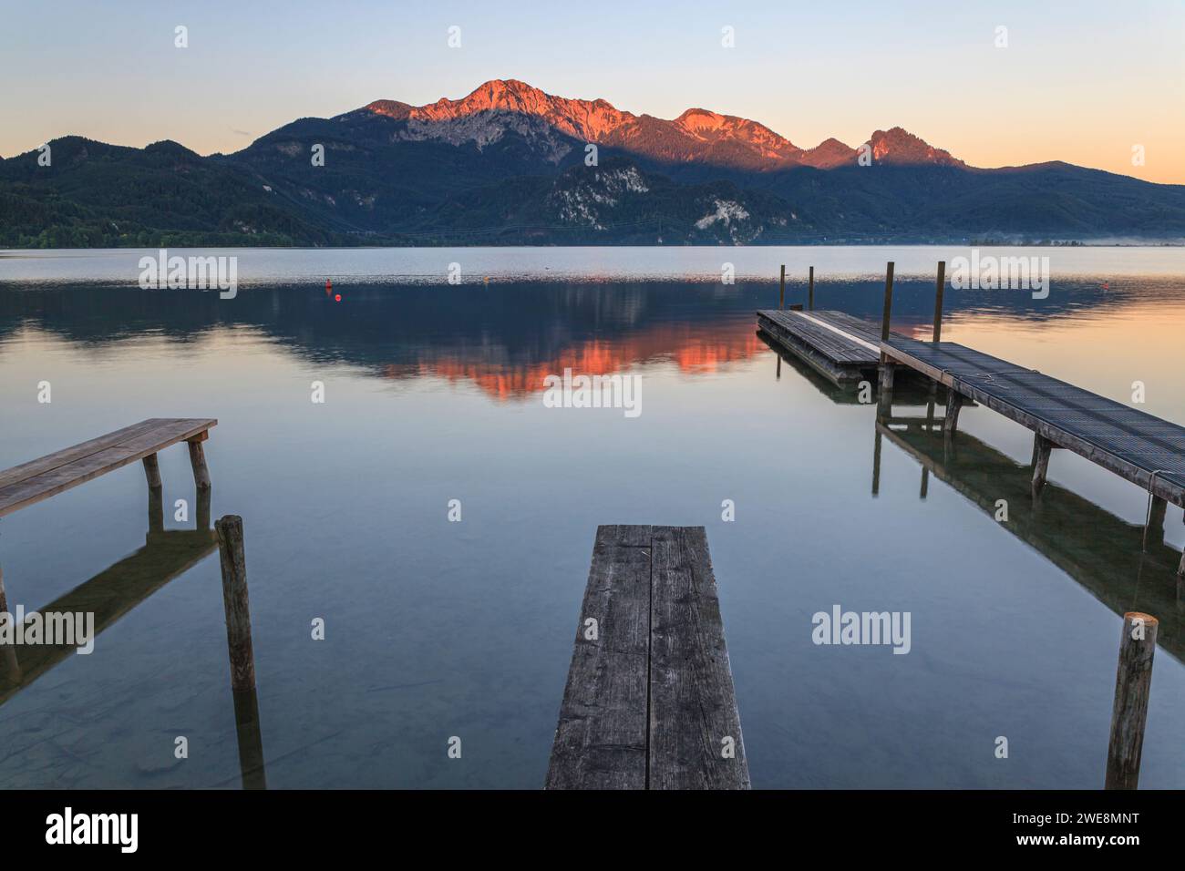 Ponte pedonale sul lago con montagne, alba, lago Kochelsee, alta Baviera, Baviera, Germania, Europa Foto Stock
