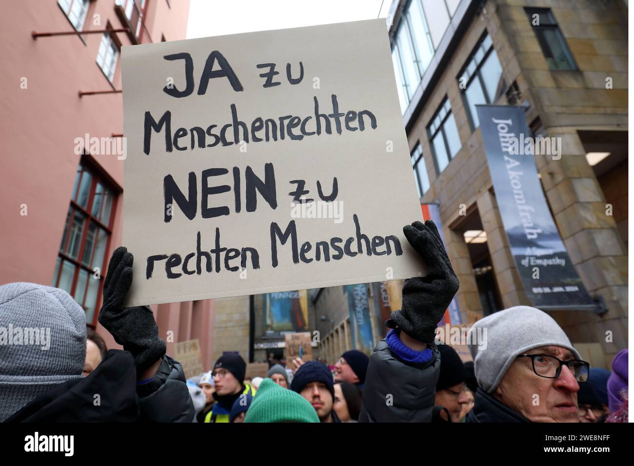 Kundgebung gegen die AfD und Rechtsextremismus - GER, Germania, Deutschland, Francoforte sul meno, 20.01.2024 - Francoforte sul meno: über vierzigtausend Menschen protestieren vor dem Frankfurter Römer, dem Paulsplatz, vom Mainkai bis zum Liebfrauenberg gegen die AfD und Rechtsextremismus. Mehr als 60 Gruppierungen und Organisationen, Darunter der Deutsche Gewerkschaftsbund, Greenpeace und Caritas haben zur Teilnahme an der Kundgebung aufgerufen, Die von der Klimagerechtigkeitsgruppe Koalakollektiv unter dem motto Demokratie verteien - Frankfurt gegen AfD und Rechtsrudigwangemeldet. Nach der Foto Stock