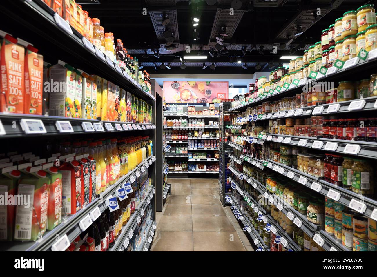 17.01.2024, Berlino - Deutschland. Der Rewe Supermarkt in der Schönhauser Allee Hat gut gefüllte regale. *** 17 01 2024, Berlino Germania il supermercato Rewe a Schönhauser Allee ha scaffali ben forniti Foto Stock