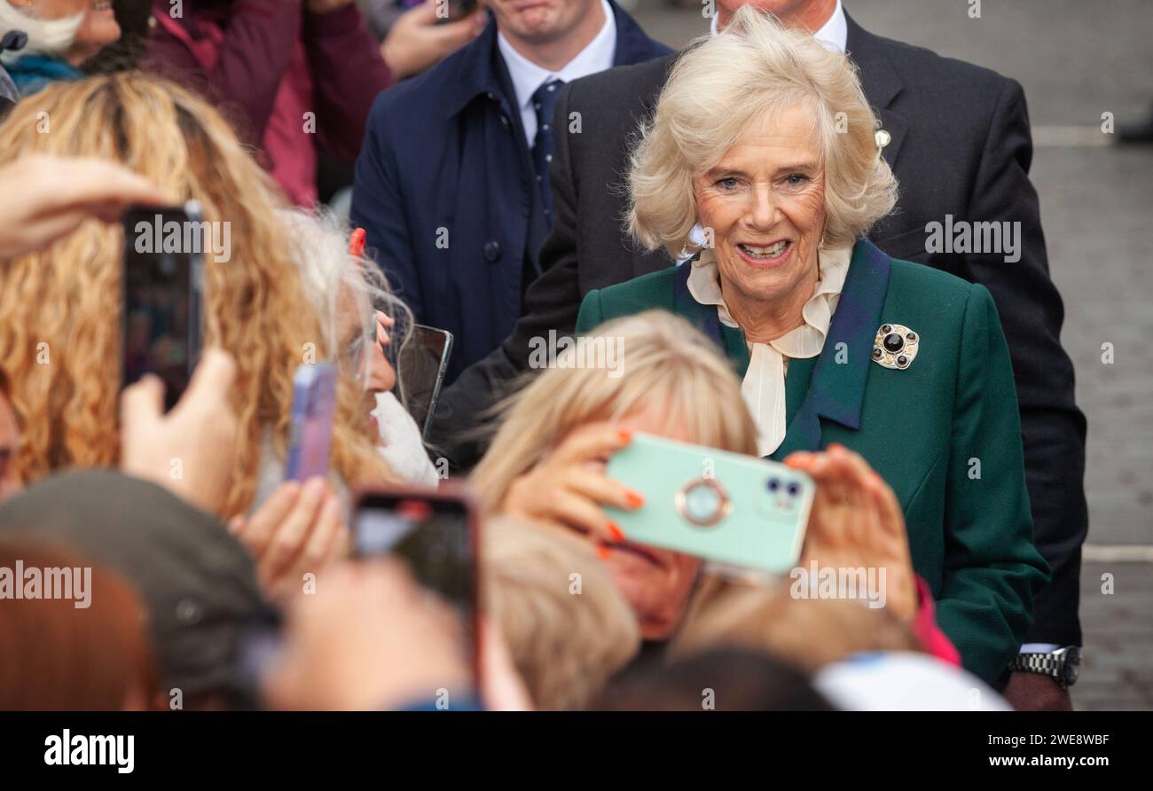 Camilla Queen Consort incontra persone a Dunfermline durante una visita reale Foto Stock