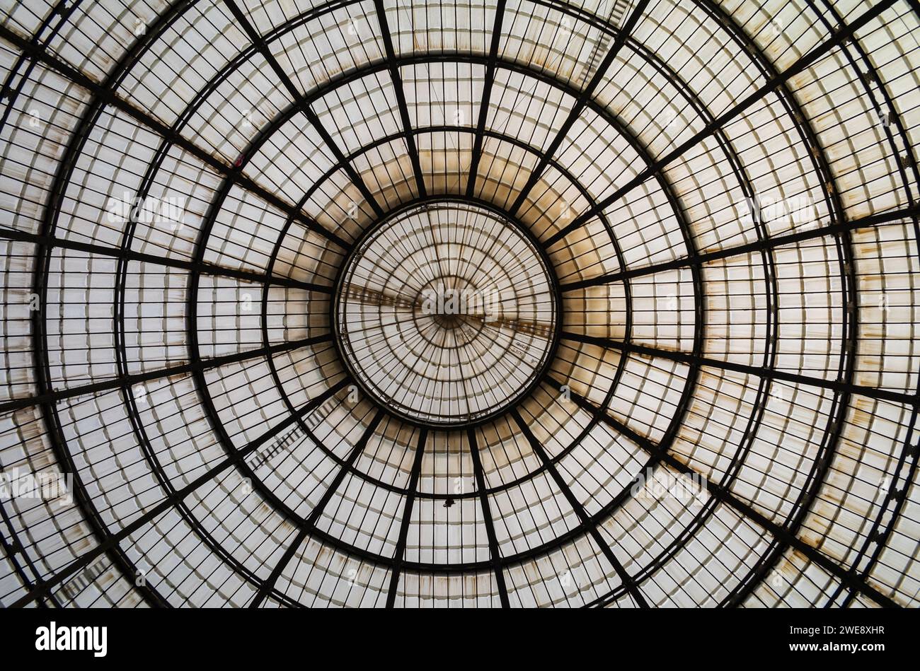La splendida cupola di vetro nel cuore della Galleria Vittorio Emanuele II in Piazza del Duomo fuori dal Duomo di Milano, Italia. Foto Stock