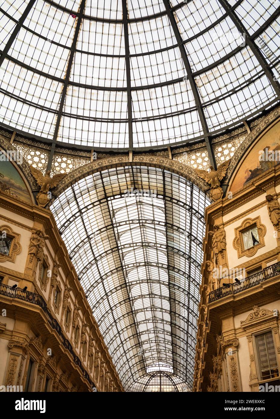 La splendida cupola di vetro e il tetto nel cuore della Galleria Vittorio Emanuele II in Piazza del Duomo fuori dal Duomo di Milano, Ital Foto Stock