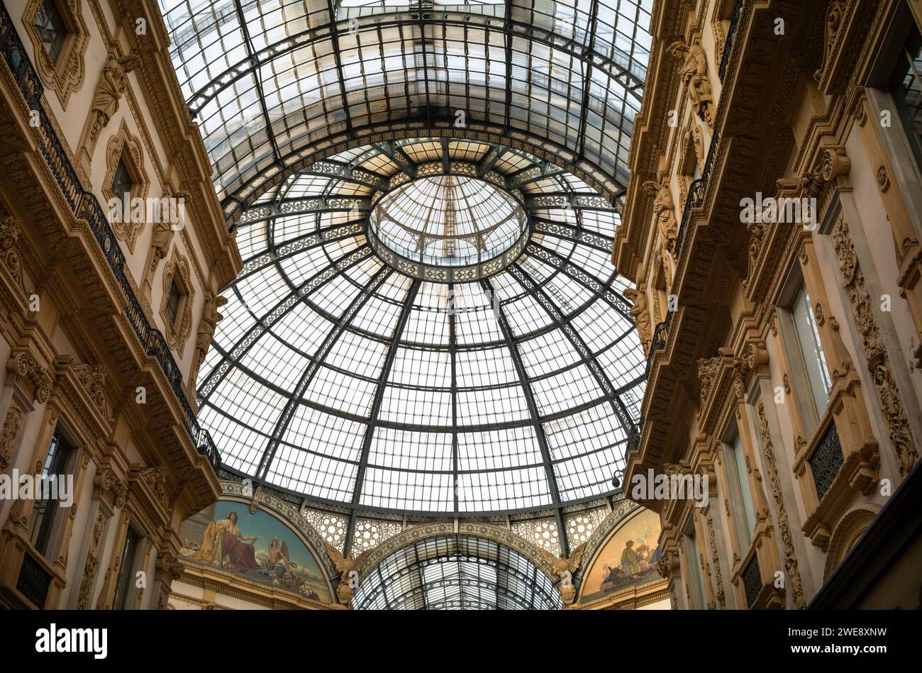 La splendida cupola di vetro e il tetto nel cuore della Galleria Vittorio Emanuele II in Piazza del Duomo fuori dal Duomo di Milano, Ital Foto Stock