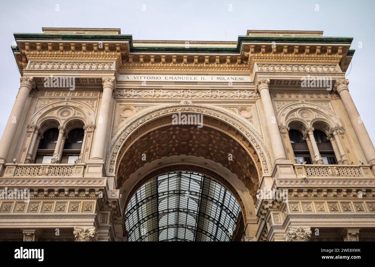 La facciata della Galleria Vittorio Emanuele II in Piazza del Duomo all'esterno del Duomo di Milano, Italia. Foto Stock