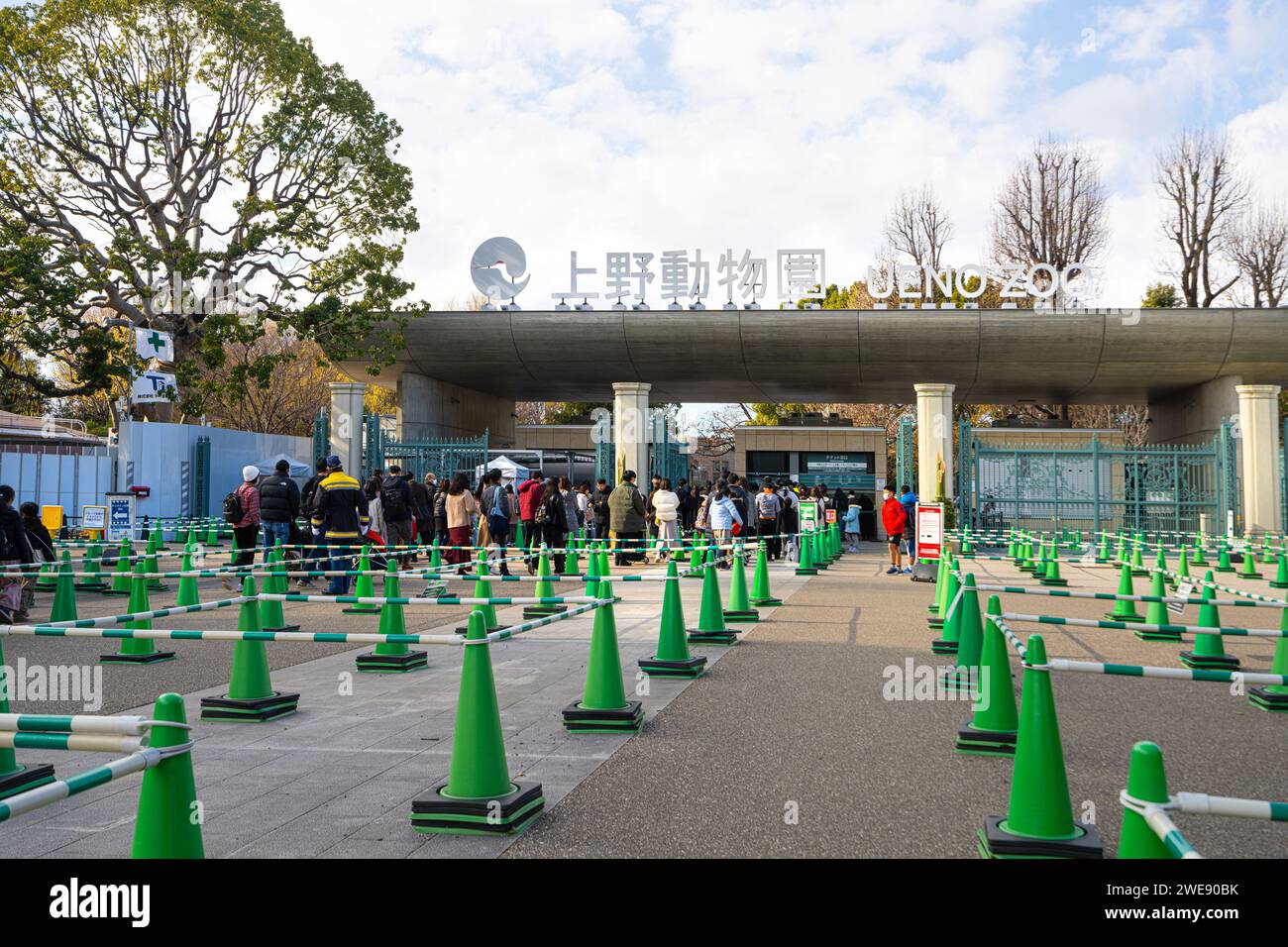 Tokyo, Giappone. Gennaio 2024. Una folla di visitatori vi aspetta davanti all'ingresso dello Zoo di Ueno nel Parco di Ueno, nel centro della città Foto Stock