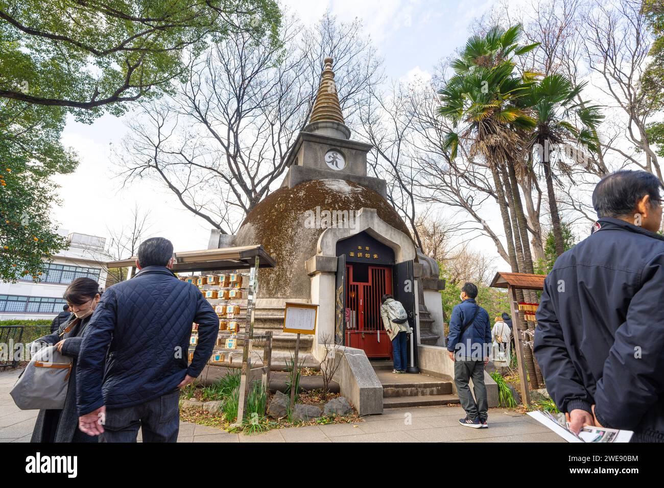 Tokyo, Giappone. Gennaio 2024. Fedeli che visitano i giardini del tempio buddista della Pagoda di Yakushido nel parco di Ueno nel centro della città Foto Stock