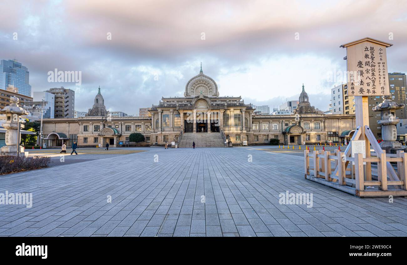 Tokyo, Giappone. 9 gennaio 2024. Vista panoramica esterna del tempio buddista Tsukiji Hongan-ji nel centro della città Foto Stock