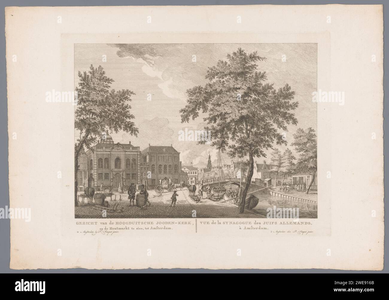 Vista della nuova e grande sinagoga di Amsterdam, Caspar Jacobsz. Philips (forse), dopo Jan de Vlaming, 1768 - 1783 stampa di Amsterdam paper etching the Synagogue (come edificio e luogo di culto  religione ebraica). 'Ashkenazim'  comunità ebraiche. via (+ città(-scape) con cifre, personale). ponte in città dall'altra parte del fiume, del canale, ecc. (+ city(-scape) con cifre, personale). Canali, acque (in città) (+ città (-paesaggio) con figure, personale) Sinagoga alta tedesca Foto Stock