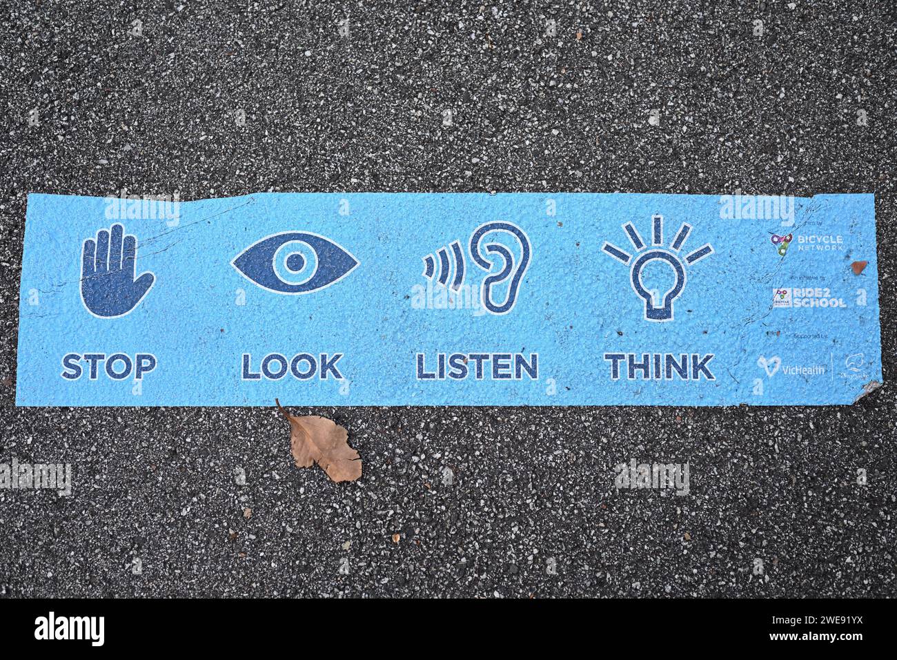 Stop Look Listen Think Message, parte di una campagna di sicurezza stradale rivolta agli studenti che viaggiano a scuola Foto Stock