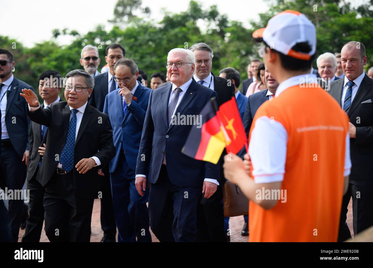 24 gennaio 2024, Vietnam, ho-chi-Minh-Stadt (saigon): Il presidente federale Frank-Walter Steinmeier visita l'Università vietnamita-tedesca. L'Università vietnamita-tedesca (VGU) è un'università avviata dal governo vietnamita e dallo stato dell'Assia, che offre corsi di laurea di primo livello e magistrale nonché corsi di dottorato in materie tecniche, scientifiche ed economiche dal 2008. Il presidente federale Steinmeier e sua moglie visitano il Vietnam e la Thailandia in un viaggio di quattro giorni nel sud-est asiatico. Foto: Bernd von Jutrczenka/dpa Foto Stock