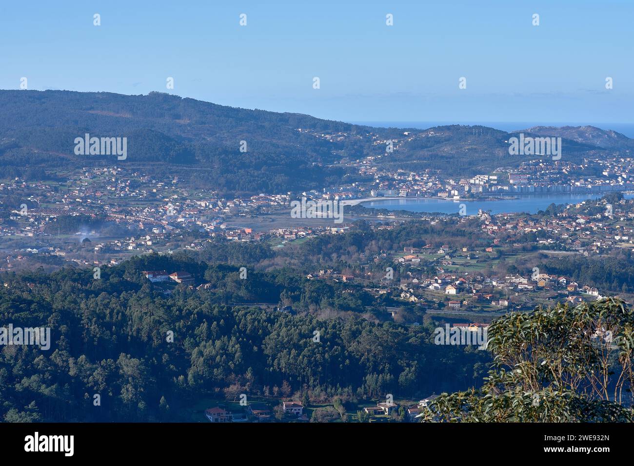Dalle montagne che circondano Baiona si possono ammirare vedute straordinarie della Villa circondata dall'Atlantico. Foto Stock