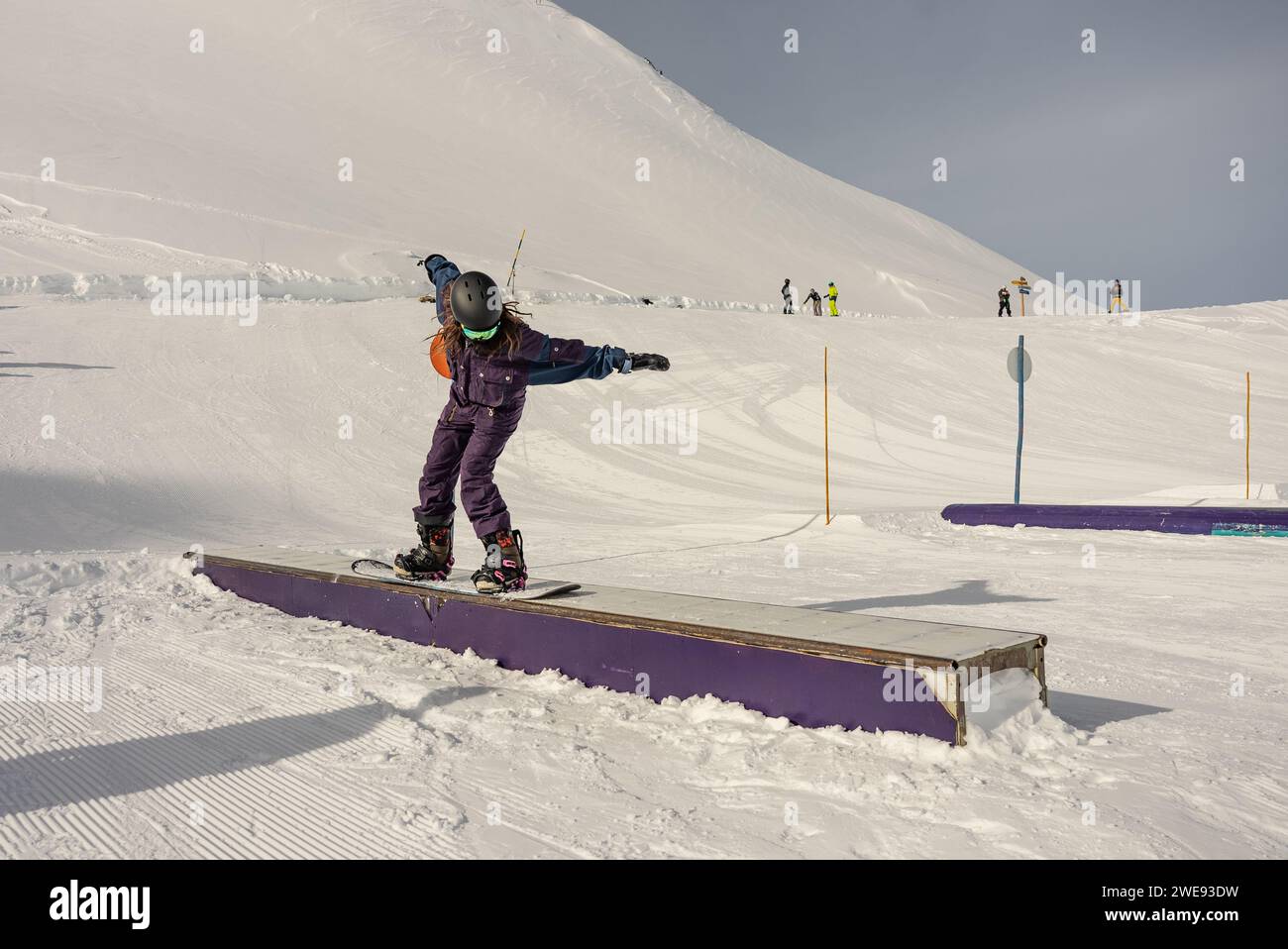 Trucchi per lo Snow Park. Snowboarder nel parco su una scatola. Jibbing invernale nello snwopark in Francia.. Foto Stock