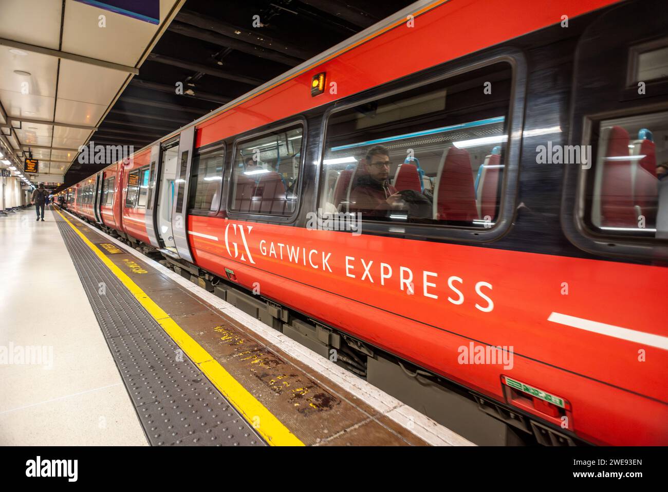 Londra, 23 gennaio 2024: Il treno Gatwick Express alla stazione Victoria Foto Stock