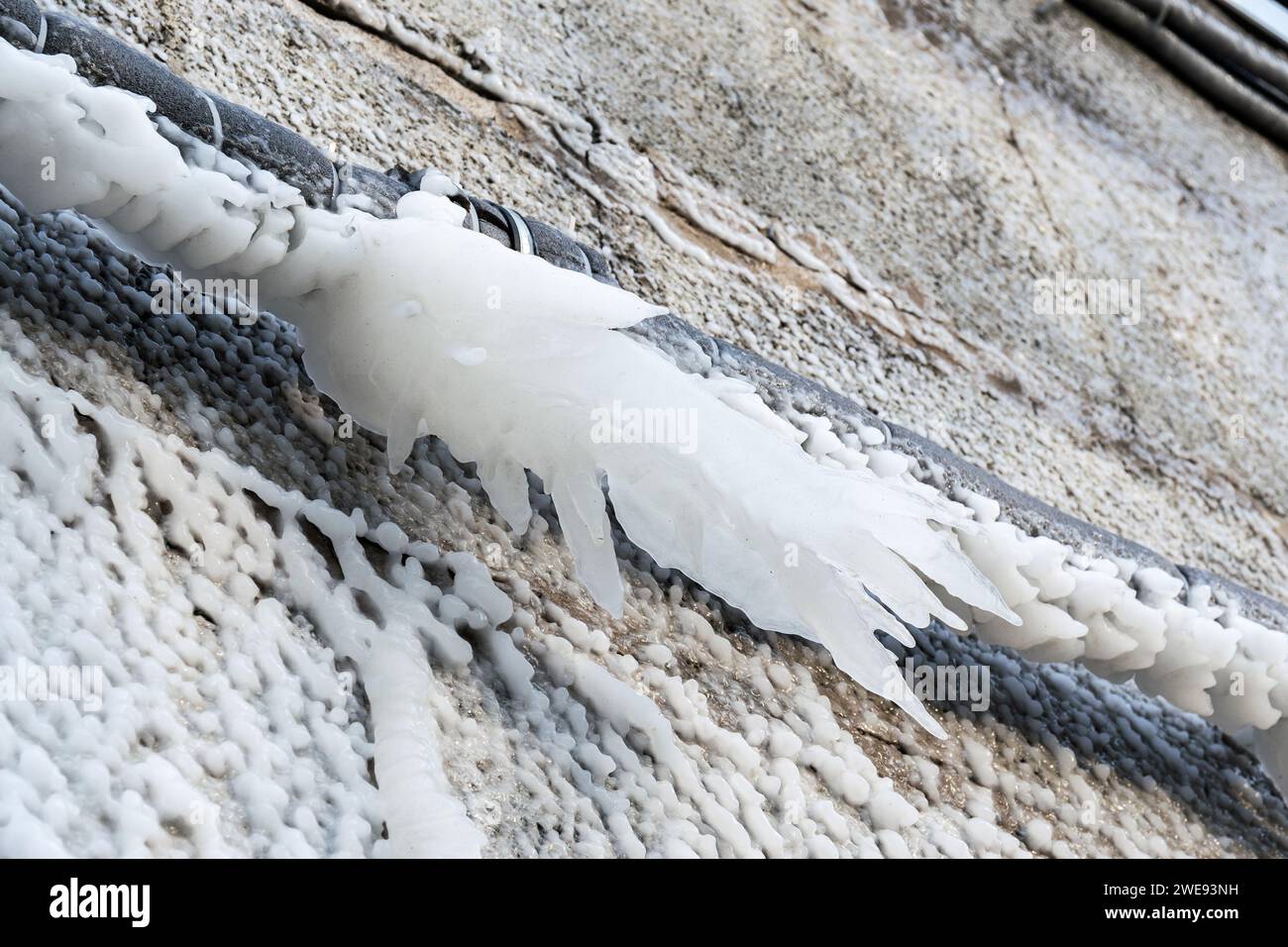 Acqua ghiacciata dopo lo scoppio di un tubo in inverno. Foto Stock