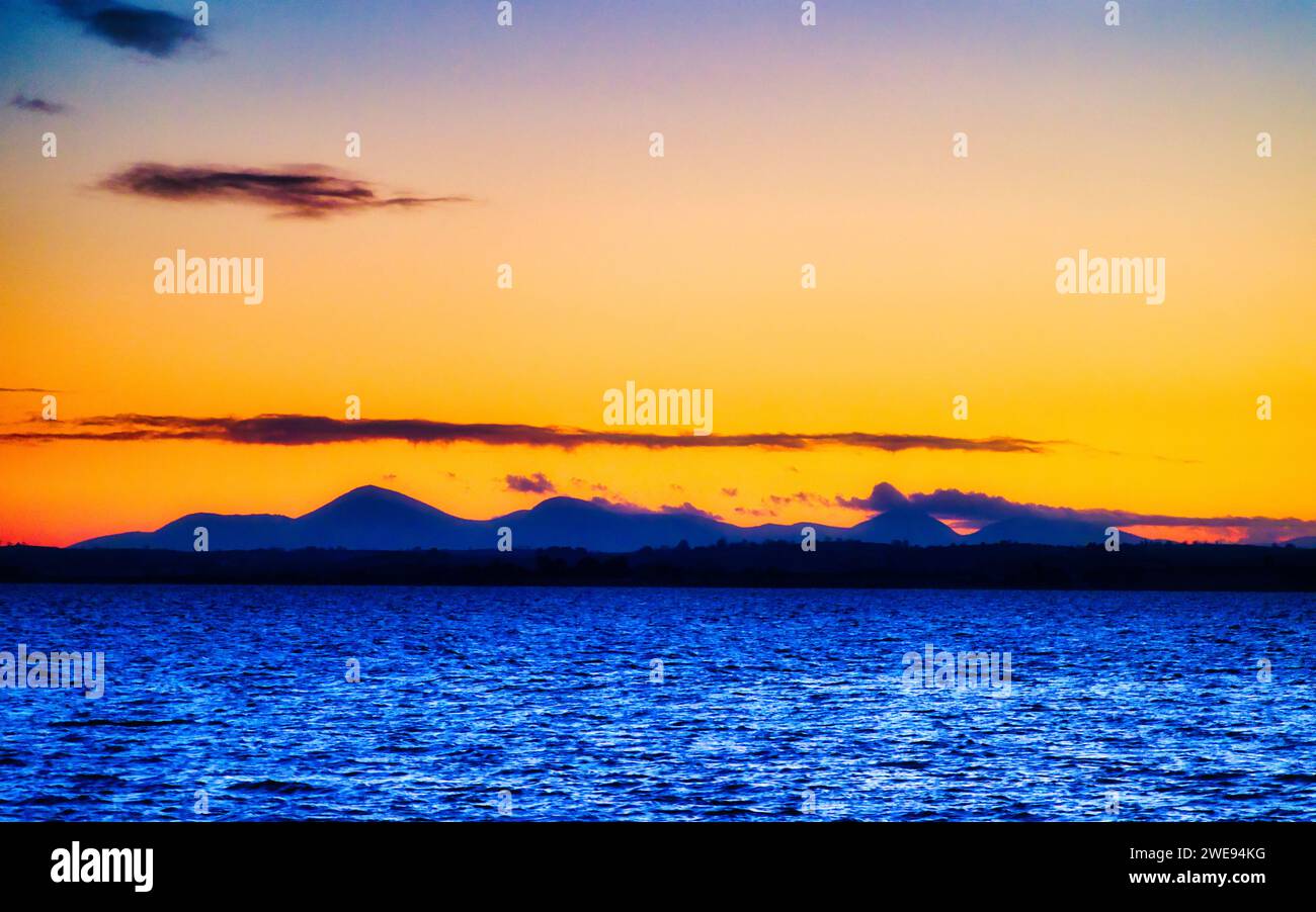 Le Mourne Mountains della contea di Down, Irlanda del Nord. Vista al tramonto dall'altra parte di Strangford Lough. Foto Stock