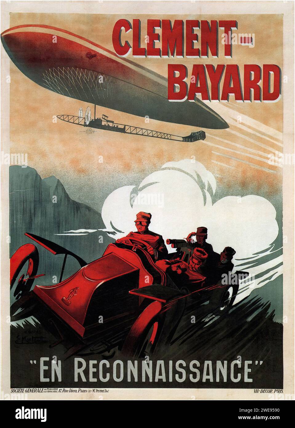 "CLEMENT-BAYARD EN RECONNAISSANCE" [CLEMENT-BAYARD ON RECONNAISSANCE] poster pubblicitario francese d'epoca che ritrae un veicolo rosso con passeggeri e un dirigibile sopra. L'illustrazione presenta vivaci toni rosso e grigio con composizione dinamica, che ricorda i temi industriali e avventurosi dell'inizio del XX secolo. Foto Stock