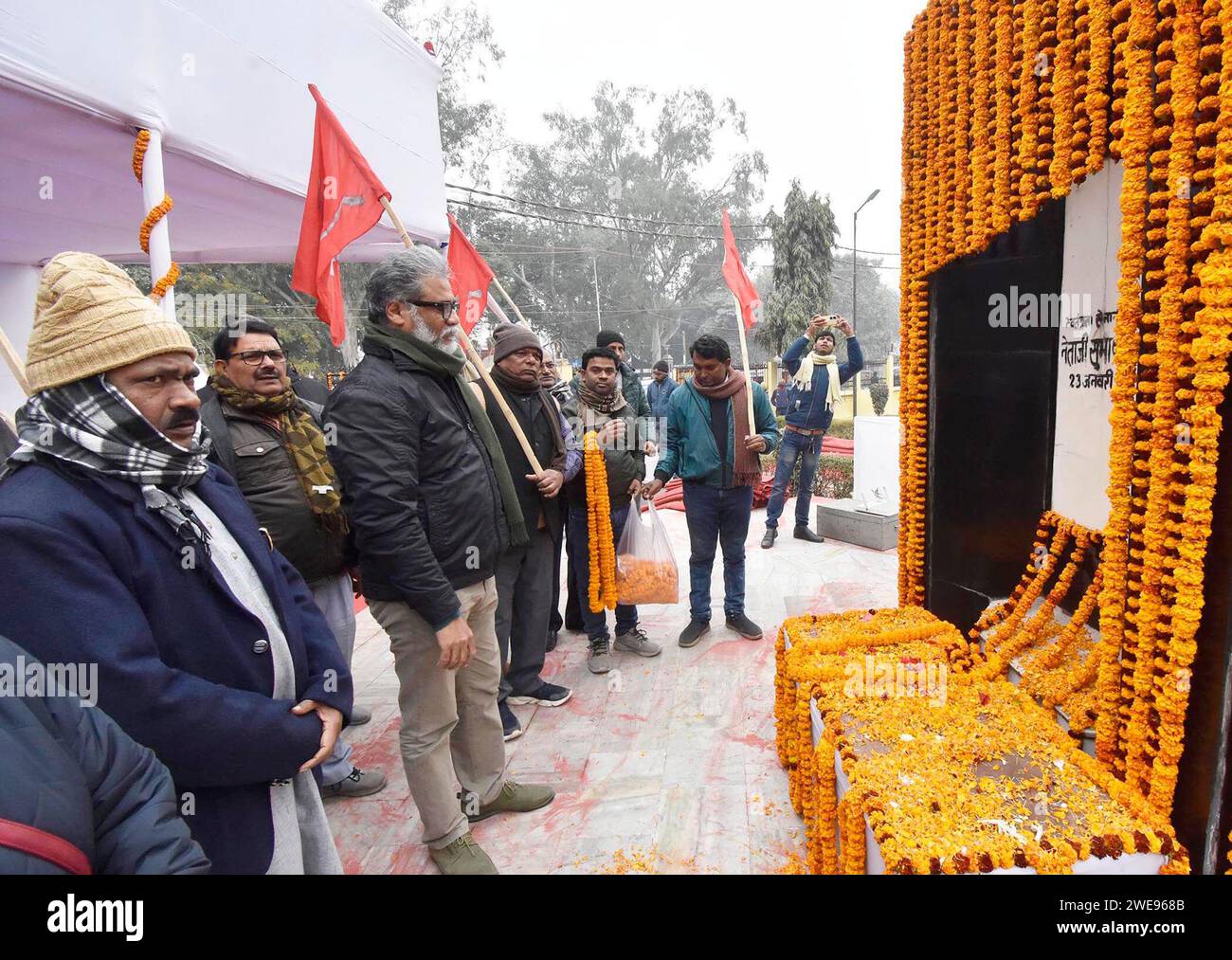 Patna, India. 23 gennaio 2024. PATNA, INDIA - 23 GENNAIO: Il segretario generale del CPI-ML Dipankar Bhattacharya con compagni di partito rende omaggio a Netaji Subhash Chandra Bose nel suo anniversario di nascita vicino a Gandhi Maidan il 23 gennaio 2024 a Patna, India. (Foto di Santosh Kumar/Hindustan Times/Sipa USA) credito: SIPA USA/Alamy Live News Foto Stock