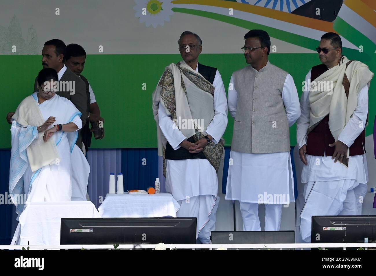 Kolkata, India. 23 gennaio 2024. CALCUTTA, INDIA - 23 GENNAIO: Primo ministro del Bengala Occidentale Mamata Banerjee insieme ai dignitari durante un evento in occasione del 127° anniversario della nascita di Netaji Subhas Chandra Bose a Red Road il 23 gennaio 2024 a Calcutta, India. (Foto di Samir Jana/Hindustan Times/Sipa USA) credito: SIPA USA/Alamy Live News Foto Stock