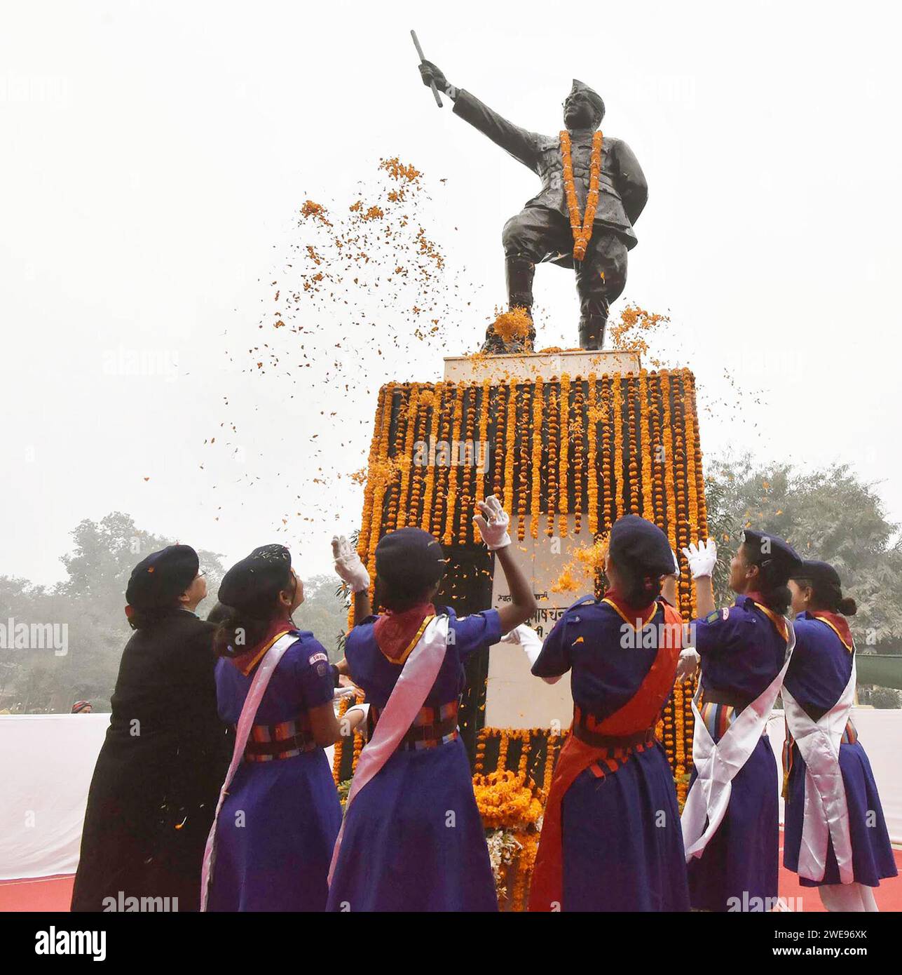 Patna, India. 23 gennaio 2024. PATNA, INDIA - 23 GENNAIO: I membri Scout & Guide rendono omaggio a Netaji Subhash Chandra Bose in occasione del suo anniversario di nascita vicino a Gandhi Maidan il 23 gennaio 2024 a Patna, India. (Foto di Santosh Kumar/Hindustan Times/Sipa USA) credito: SIPA USA/Alamy Live News Foto Stock