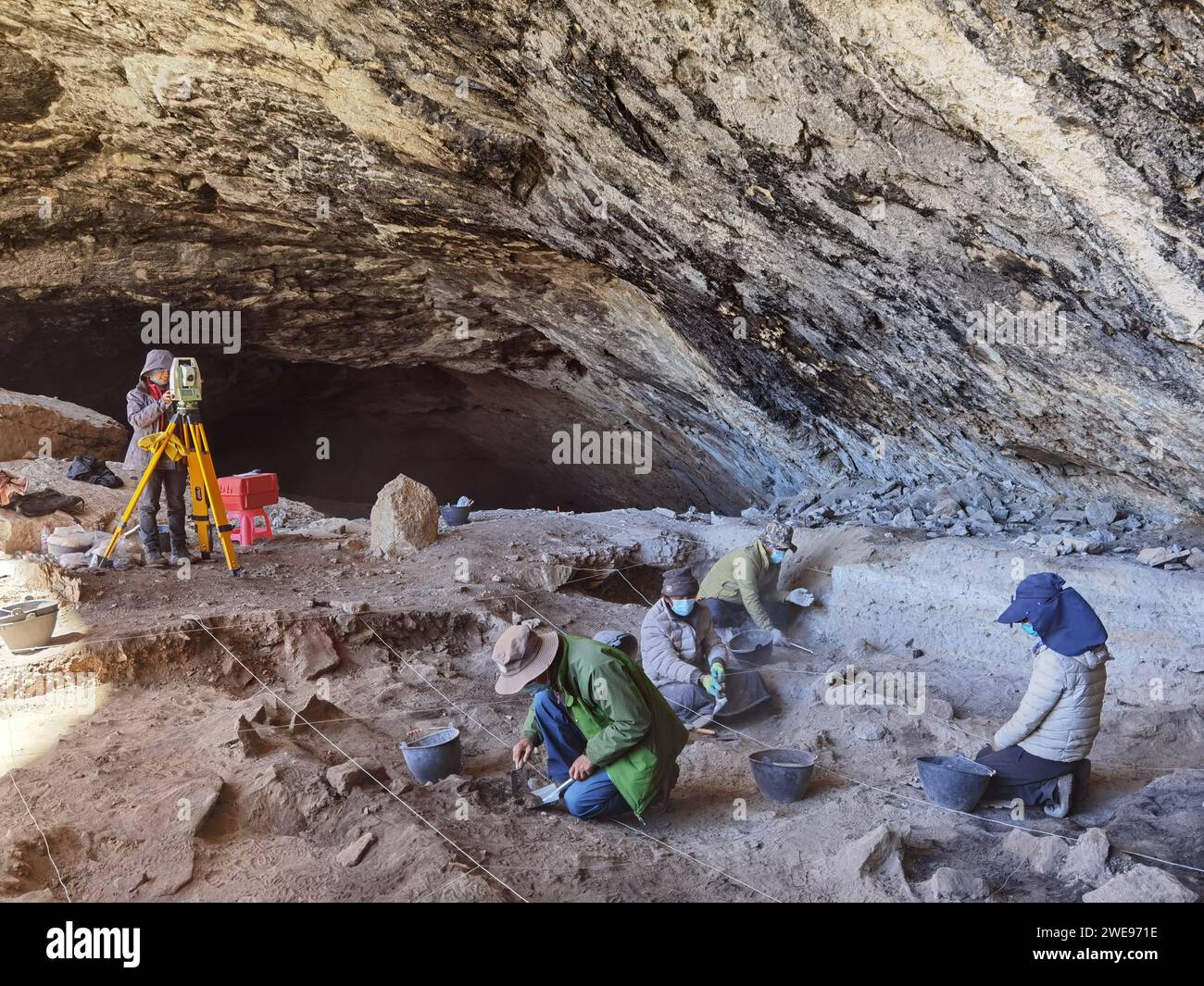 (240124) -- LHASA, 24 gennaio 2024 (Xinhua) -- questa foto non datata mostra il sito della grotta di Melong Tagphug nella prefettura di Ngari, nella regione autonoma Xizang della Cina sud-occidentale. ANDARE CON ''tetto del mondo' abitato da 50.000 anni fa: Archeologi' (l'Istituto di Paleontologia dei vertebrati e Paleoantropologia sotto l'Accademia cinese delle scienze/Handout via Xinhua) Foto Stock