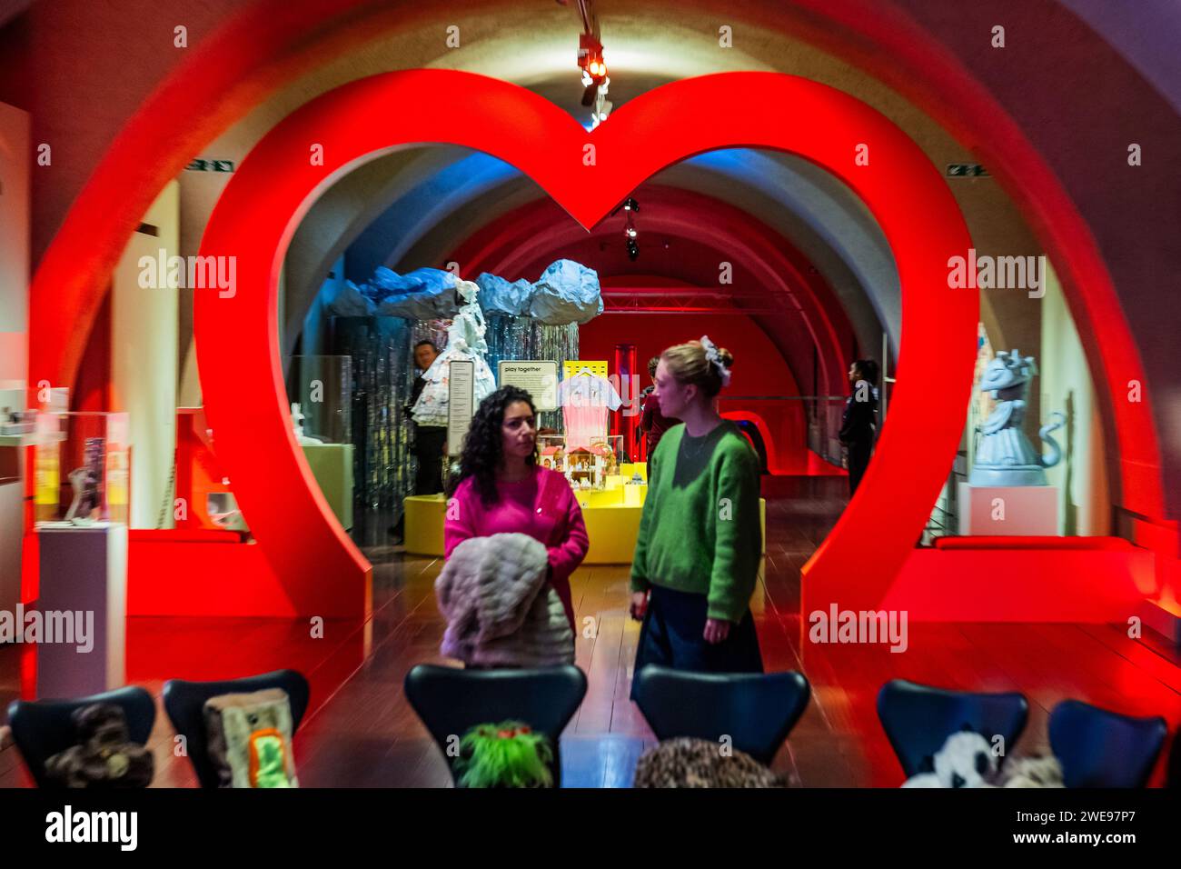 Londra, Regno Unito. 24 gennaio 2024. Un'installazione a forma di cuore per San Valentino - CUTE at Somerset House esamina il potere della carezza, con opere di oltre 50 artisti e collaboratori. In coincidenza con il 50° anniversario di Hello Kitty, la mostra include nuove commissioni artistiche e fenomeni culturali, come musica, moda, giocattoli e videogiochi. Il programma va dal 25 gennaio al 14 aprile 2024. Crediti: Guy Bell/Alamy Live News Foto Stock