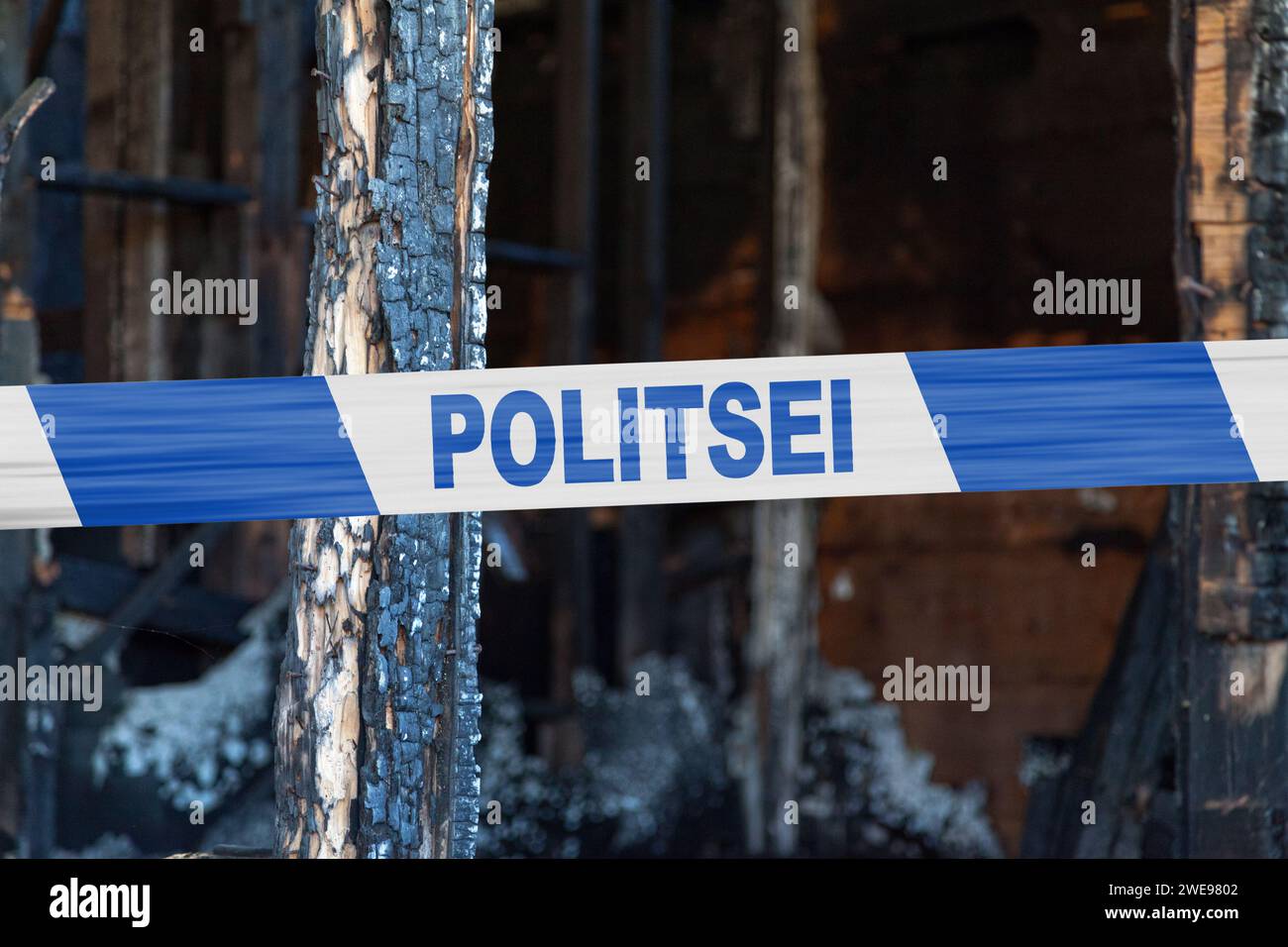 Casa bruciata a terra da un piromaniaco con un nastro della polizia con scritto in estone "POLITSEI". Foto Stock