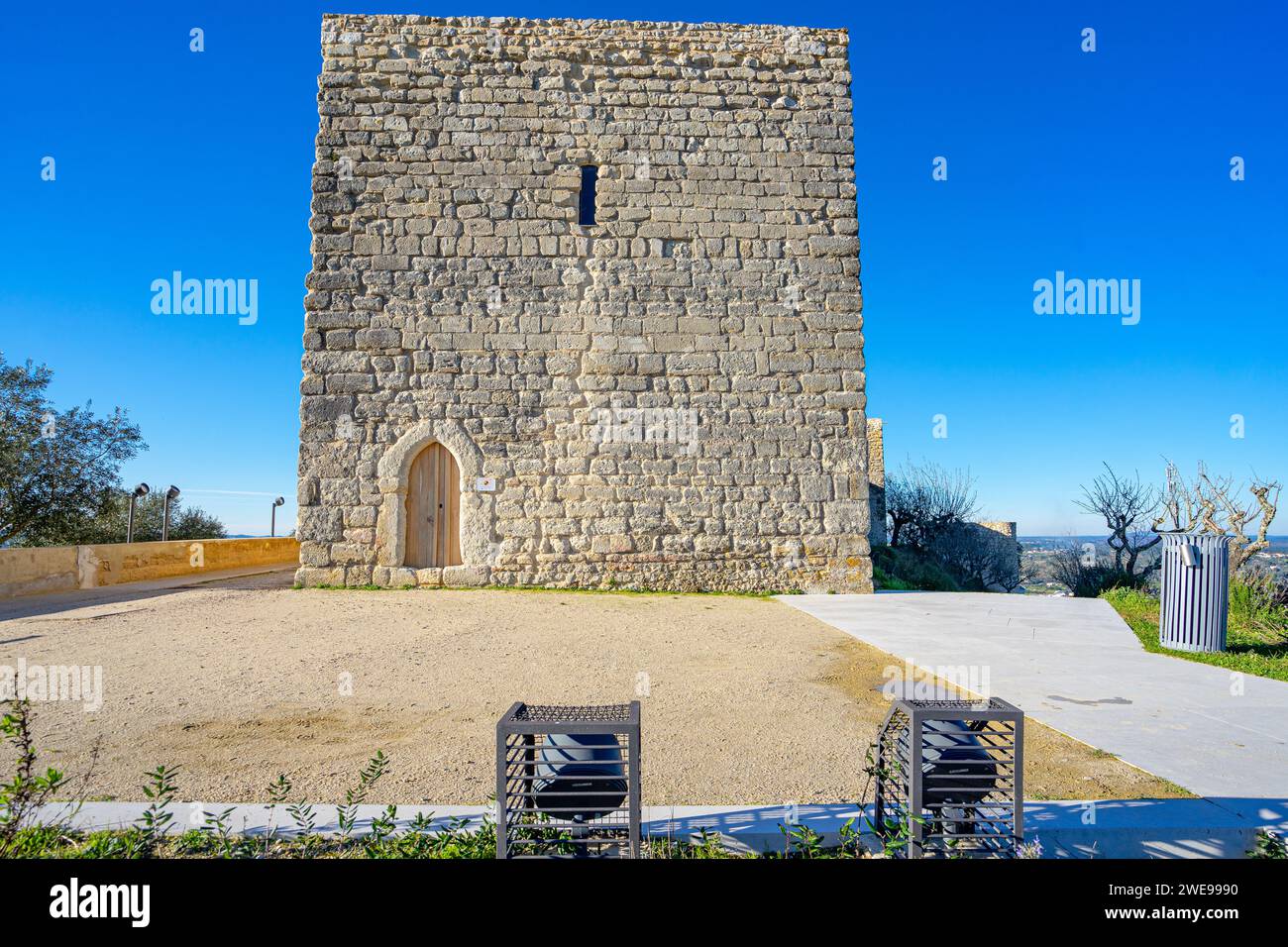 Parete anteriore del castello medievale di Ourém. Porta con arco a punta.ourem-portogallo Foto Stock