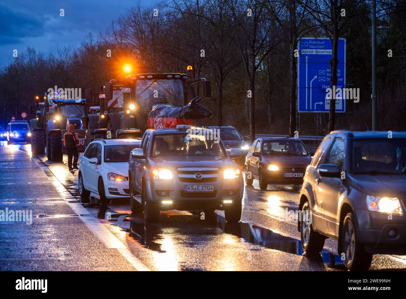 Bauern-Proteste: Landwirte blockieren Bundesstraßen rund um Kassel Landwirte blockieren mit ihren Traktoren und Fahrzeugen die Bundesstraße B3 von der Autobahn A49 kommend in Richtung Kassel, an insgesamt vier Stellen auf der B3, B7 und B83 haben die Landwirte den Verkehr blockierert, an nenden mannenenenenenenenenenden fir nwirt. DAS befürchtete Verkehrschaos blieb aus. Hinter dem protesta steckt das lose Bauern-Netzwerk Land Schafft Verbindung LSV. Der Hessische Bauernverband distanziert sich von den blockade-Plänen von LSV, um die Zustimmung der Bevölkerung zu den Pro Foto Stock